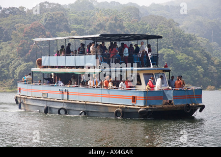 Touristen auf Ausflugsschiff, Periyar See, Periyar Wildlife Sanctuary, Thekkady, in der Nähe von Kumily, Kerala, Indien Stockfoto