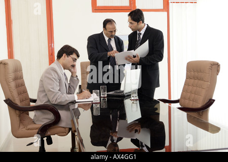 Business Team diskutieren in einem Sitzungssaal in einem Büro Stockfoto