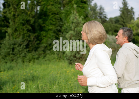 Älteres paar joggen durch den park Stockfoto