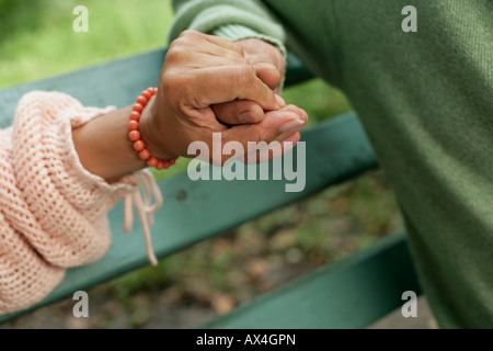 Älteres Paar Hand in Hand, Hände im Mittelpunkt Stockfoto