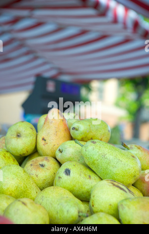 Birnen auf einem Markt in Italien Stockfoto