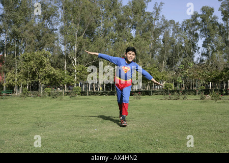 Portrait eines jungen Superman Kleid tragen und spielen in einem park Stockfoto