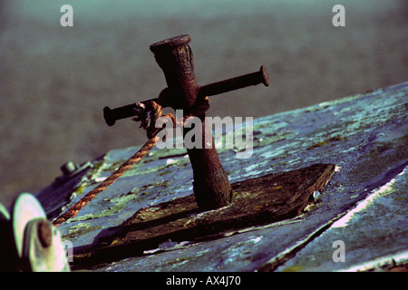 Seil und Rusty Stanchion auf verlassenen Schiff. Stockfoto