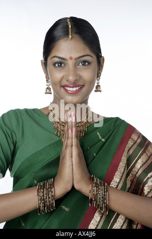 Porträt einer erwachsenen Frau im Namaste darstellen Stockfoto