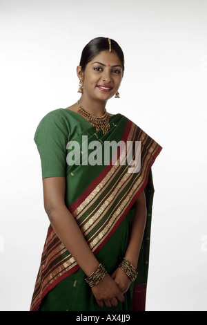 Porträt einer erwachsenen Frau Saree tragen Stockfoto