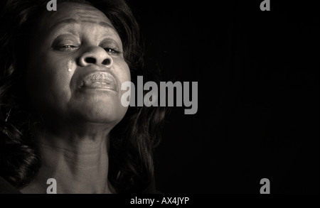 Schöne mittleren gealterten afroamerikanische Frau Träne zu vergießen Stockfoto