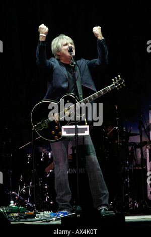 Kanadischer Musiker Tom Cochrane führt bei einem Konzert. Stockfoto