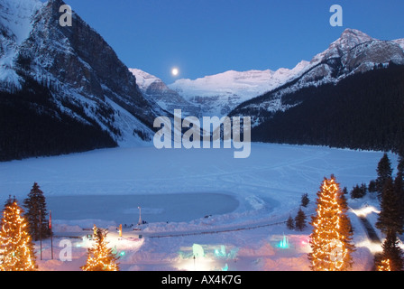 Kanada Alberta Banff Banff Nationalpark Lake Louise Chateau Lake Louise Mond über gefrorene Lake Louise Stockfoto