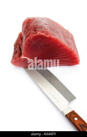 In Scheiben geschnittenen rohen Thunfisch mit Messer Stockfoto