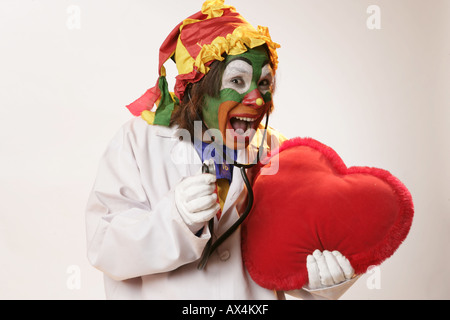 Porträt von Joker Prüfung ein Herz mit Stethoskop Stockfoto