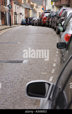 geparkte Autos in Guildhall Straße, Bury St Edmunds, Suffolk, Stockfoto