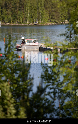 Feuerwehr-Such- und Rettungsschiff (SAR) in einem kleinen Bootshafen am See Konnevesi bei Sommer, Finnland festgemacht Stockfoto