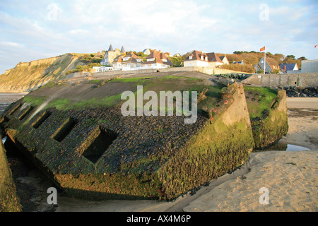 "Käfer" Pontons, Teil des Maulbeere-Hafens, gestrandet am Strand von Arromanches, Normandie. Stockfoto