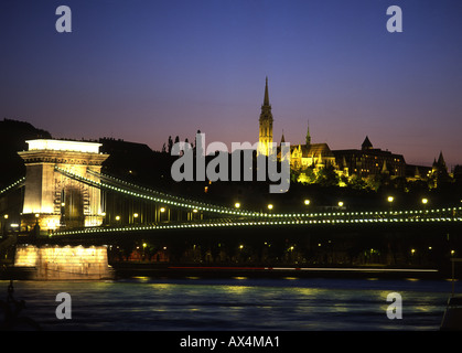 Budapest-Kettenbrücke Szechenyi Lánchíd Fischer Bastei und Matyas Templom Blick über Donau aus Pest Seite Ungarn Stockfoto