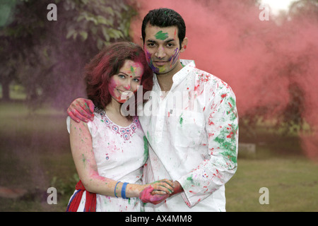 Porträt eines Paares Holi in einem Park spielen Stockfoto