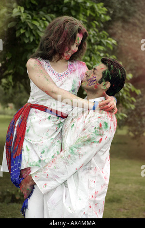 Paar Holi in einem Park spielen Stockfoto
