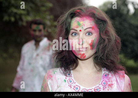 Porträt einer erwachsenen Frau Holi in einem Park spielen Stockfoto