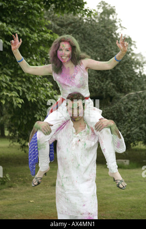 Porträt eines Paares Holi zu spielen und tanzen in einem park Stockfoto