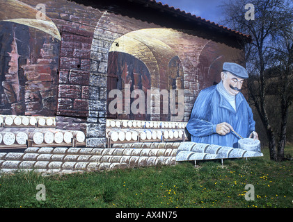 Wandbild Werbung Roquefort-Käse auf am Straßenrand Gebäude in der Nähe von Roquefort-Sur-Soulzon Aveyron Frankreich gemalt Stockfoto