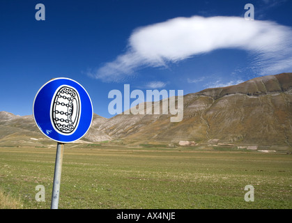 Schnee-Kette Warnschild Nationalpark Monti Sibellini Umbrien Italien Stockfoto