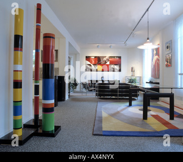 Großes Wohn Esszimmer Zimmer Ziegelwände, weiße Decke, grau braunen