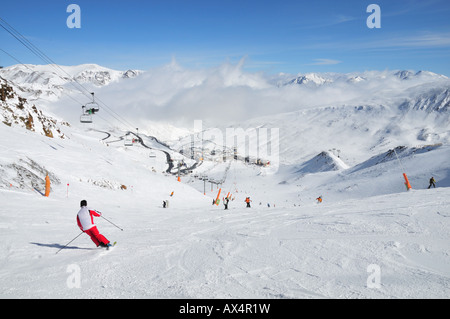 Einen umfassenden Überblick von der Skipiste auf das beliebte Pas De La Casa-Skigebiet in den Pyrenäen, Andorra (Spanien) Stockfoto