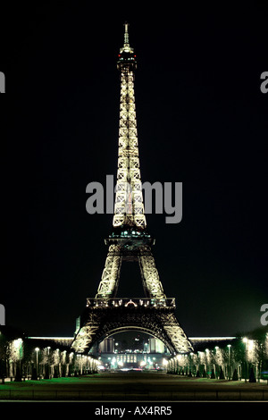 Der Eiffelturm bei Nacht. Stockfoto
