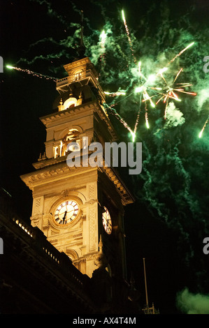 Feuerwerk und kommunalen Kammern Uhrturm Mitte Winter-Karneval der Octagon Dunedin Südinsel Neuseelands Stockfoto