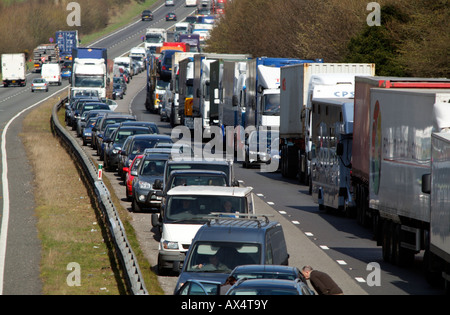 Verkehr im Stillstand. Stehenden Fahrzeugen auf der southbound Fahrbahn der A34 Trunk Road in der Nähe von Winchester, Hampshire U Stockfoto