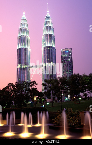 Abenddämmerung Blick auf die Petronas Twin Towers in Kuala Lumpur, der Hauptstadt von Malaysia. Stockfoto