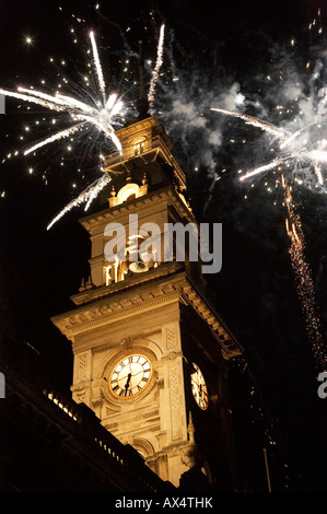 Feuerwerk und kommunalen Kammern Uhrturm Mitte Winter-Karneval der Octagon Dunedin Südinsel Neuseelands Stockfoto