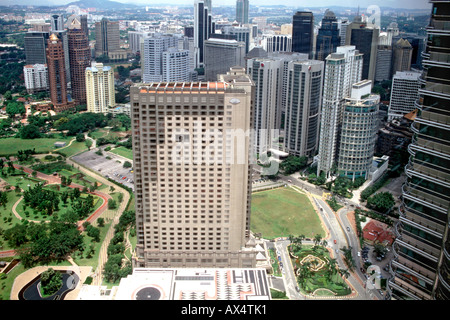 Der Blick über Kuala Lumpur von der Skybridge von den Petronas Twin Towers in Kuala Lumpur, der Hauptstadt von Malaysia. Stockfoto