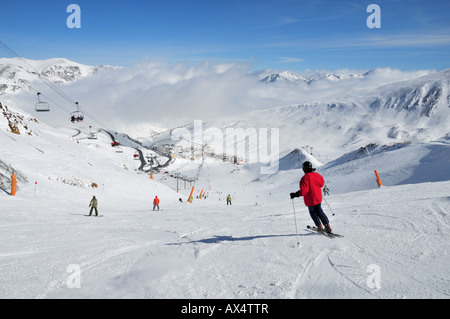 Einen umfassenden Überblick von der Skipiste auf das beliebte Pas De La Casa-Skigebiet in den Pyrenäen, Andorra (Spanien) Stockfoto