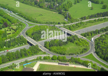 Luftaufnahme von einem Autobahnkreuz die M40 Kreuzung A355 in der Nähe von Beaconsfield trifft Stockfoto