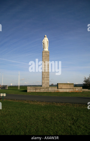 Statue der Maria über Arromanches Strand, Normandie. Stockfoto