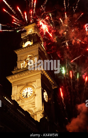 Feuerwerk und kommunalen Kammern Uhrturm Mitte Winter-Karneval der Octagon Dunedin Südinsel Neuseelands Stockfoto