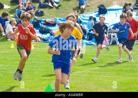 Jungen, die im Wettbewerb mit Grundschule Sport in Tasmanien Australien Stockfoto