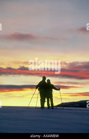 Langläufer bei Sonnenuntergang in den Bergen in der Nähe von Camp Sherman Stockfoto