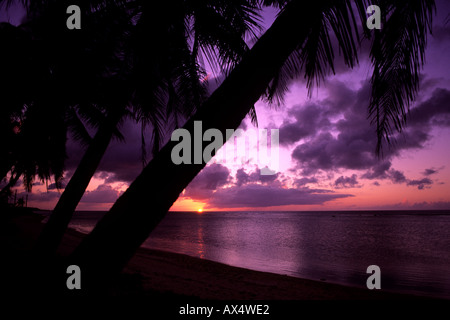 Schöne Palmen und Sonnenuntergang in Tumon Bay auf Guam ein Territorium der USA Stockfoto