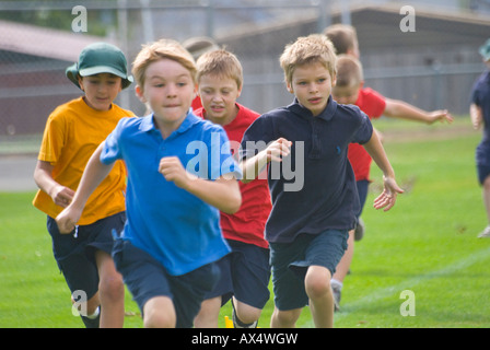 Jungen, die im Wettbewerb mit Grundschule Sport in Tasmanien Australien Stockfoto