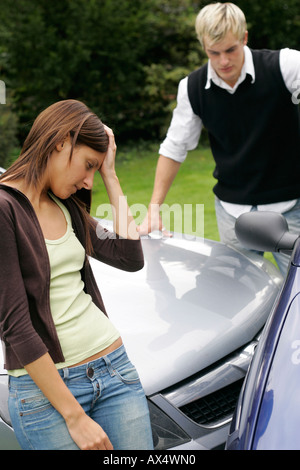 Frau, die gerade ein Prang mit einem anderen Auto bekommen hat Stockfoto