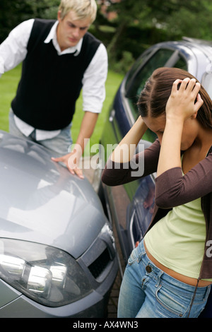 Frau, die gerade ein Prang mit einem anderen Auto bekommen hat Stockfoto