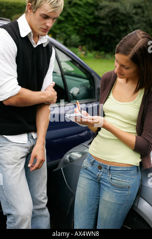 Frau, die gerade ein Prang mit einem anderen Auto bekommen hat Stockfoto