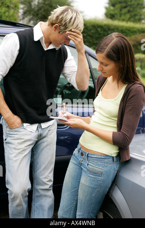 Frau, die gerade ein Prang mit einem anderen Auto bekommen hat Stockfoto