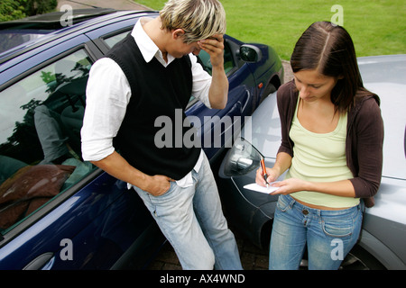 Frau, die gerade ein Prang mit einem anderen Auto bekommen hat Stockfoto