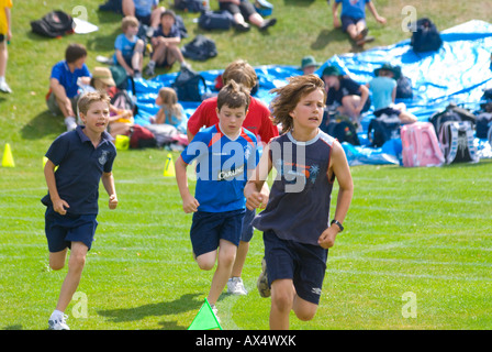 Jungen, die im Wettbewerb mit Grundschule Sport in Tasmanien Australien Stockfoto