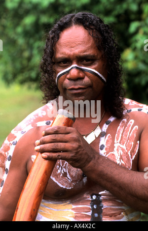 Körper gemalt Tjappukai Aborigines mit Didgeeridoo in Cairns-Australien-Queensland Stockfoto