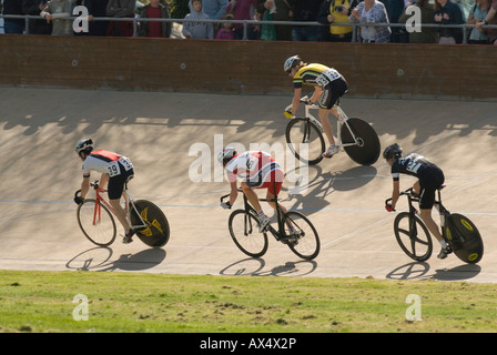 Radrennen in Herne Hill Velodrome, Süd-London, England, UK Stockfoto