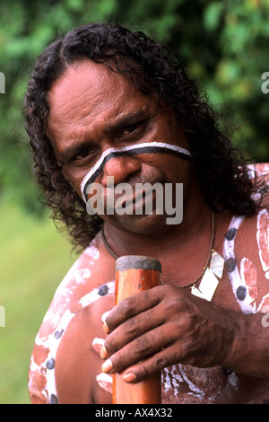 Körper gemalt Tjappukai Aborigines mit Didgeeridoo in Cairns-Australien-Queensland Stockfoto