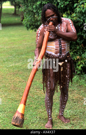 Körper gemalt Tjappukai Aborigines mit Didgeeridoo in Cairns-Australien-Queensland Stockfoto